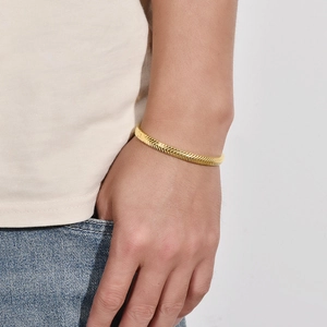 Détail du bracelet jon jonc en V plaqué or 18 carats avec motif texturé en chevrons