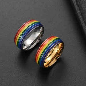 Paire de bagues arc-en-ciel en acier inoxydable avec finitions argent et doré