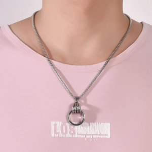 Collana retrò in acciaio al titanio con pendente a mano di scheletro su catena a maglie