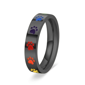 Gros plan détaillé d'une bague en acier titane noir avec des motifs de pattes arc-en-ciel