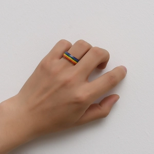 Bague homme en acier inoxydable avec rayures arc-en-ciel et finition émail coloré