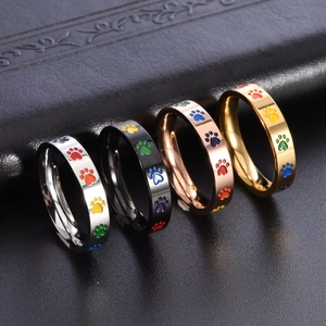 Bagues en acier titane avec empreintes de pattes arc-en-ciel en argent, noir et or