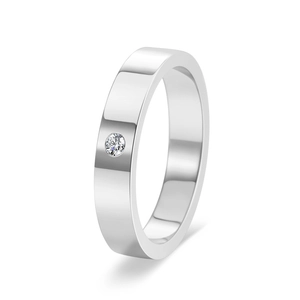 Macro detail of minimalist flat band ring with a sparkling round-cut solitaire diamond