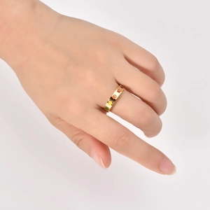 Détail de la bague plaquée or 18 carats avec motifs d'empreintes de pattes colorées