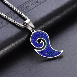 Détail macro du pendentif vague argenté avec zircons bleu foncé et chaîne vénitienne