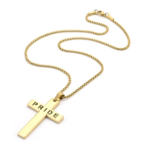 Détail du pendentif croix dorée avec gravure PRIDE et chaîne à mailles carrées robuste