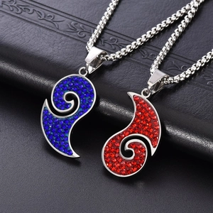 Pendentifs tourbillons avec cristaux rouges et bleus sur des chaînes argentées