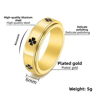 Detailansicht eines 6mm drehbaren Kleeblatt-Rings mit 18K vergoldeter Stahl-Textur