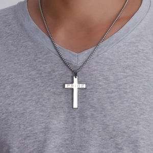 Détail du pendentif croix en acier titane argenté avec gravure PRIDE sur chaîne