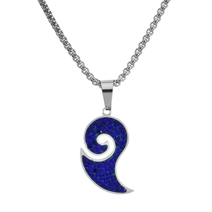 Collier chaîne argentée unisexe avec pendentif spirale en strass bleus sur fond blanc épuré