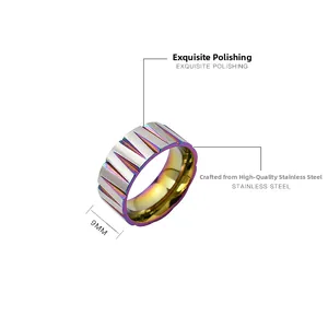 Vue détaillée de la bague homme 9mm en acier brossé avec intérieur arc-en-ciel poli