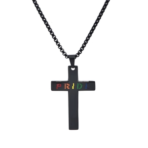 Détail du pendentif croix en acier noir avec l'inscription PRIDE arc-en-ciel