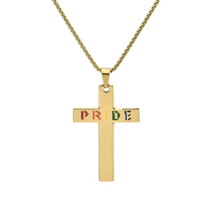 Détail macro du pendentif croix dorée avec lettres PRIDE arc-en-ciel et chaîne box