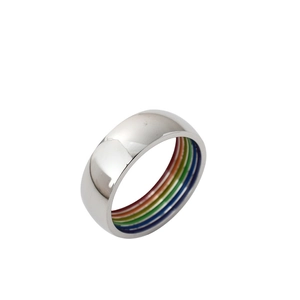 Bague en acier titane poli avec rayures arc-en-ciel éclatantes sur la face interne