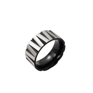 Détail de la bague large en titane pour homme avec intérieur noir et rainures brossées