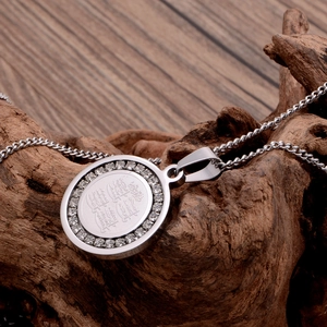 Pendentif médaillon hip hop argenté avec zircons et gravure sur fond de bois