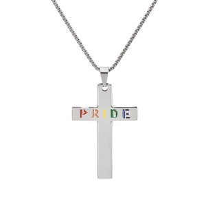Détail d'un pendentif croix en acier argenté avec lettrage Pride arc-en-ciel et chaîne