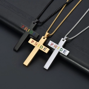 Collier Pendentif Croix LGBTQ Pride en Acier Titane Lettre Creuse Arc-en-Ciel Bijoux Personnalisés pour Hommes Femmes Cadeau Poli