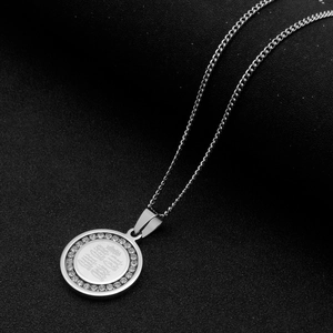 Collier hip hop avec calligraphie arabe et pierres de zircon sur un fond texturé noir