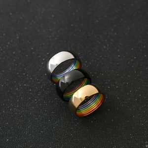 Bagues en acier titane poli avec rayures arc-en-ciel en finitions argent, noir et or