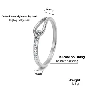 Détail macro de bague en acier titane argenté avec anneau torsadé et zircons blancs