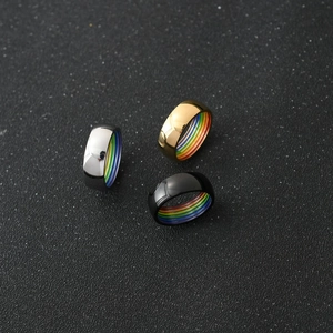 Bagues en acier titane poli or, noir et argent avec bandes arc-en-ciel éclatantes