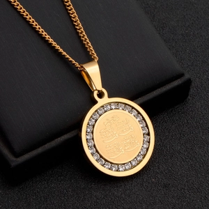 Collier hip hop avec pendentif arabe doré orné de zircons et chaîne longue élégante