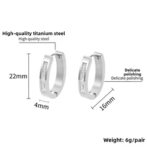 Detailansicht von 22mm silbernen Creolen aus Titanstahl mit kleinen weißen Zirkonsteinen