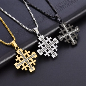 Collana con ciondolo croce di Gerusalemme con strass in oro, argento e nero in acciaio inox
