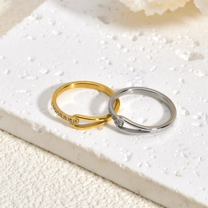 Bagues minimalistes en acier titane plaqué or 18K avec accents en diamants pavés