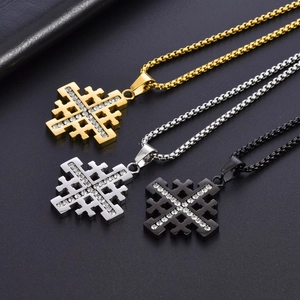 Tre collane con ciondolo a croce di Gerusalemme in oro, argento e nero su cuoio nero