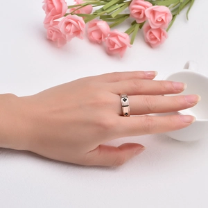 Detailansicht des roségoldenen Kleeblatt-Rings, getragen in einem eleganten Ambiente