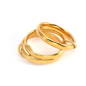 Detail of interlocking triple bands 18K gold plated titanium steel ring for women