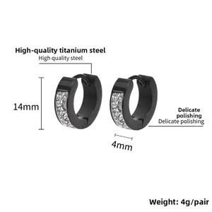 Gros plan de boucles d'oreilles en titane noir serties de cristaux, diamètre 14mm