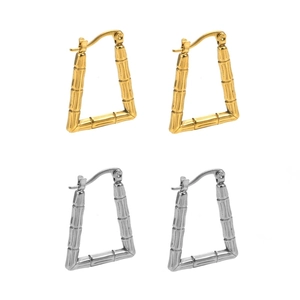 Bambus-Stahl-Ohrringe im geometrischen Design, Gold und Silber im Set auf weiß