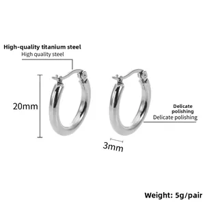 Vue détaillée des créoles polies de 20mm en acier titane avec une épaisseur de 3mm