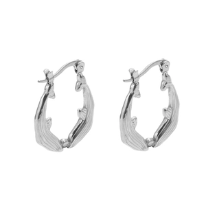 Détail des boucles d'oreilles créoles en acier inoxydable argenté en forme de baleine