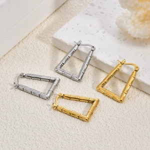 Geometrische Creolen mit Bambustextur aus Edelstahl in Gold und Silber im modernen Set