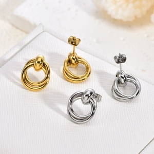 Vue détaillée des boucles d'oreilles géométriques à double anneau en finitions or et argent