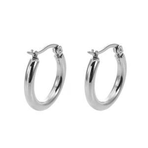 Gros plan de boucles d'oreilles créoles polies en argent avec fermoir classique