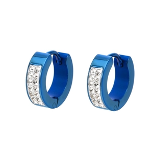 Vue détaillée des cristaux à double rangée sur les boucles d'oreilles en acier titane bleu