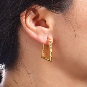 Goldene Creolen im Bambus-Design mit Dreiecksform für Damen aus Edelstahl