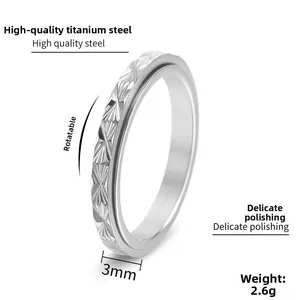 Dettaglio di un anello rotante da 3mm in acciaio al titanio con motivi geometrici
