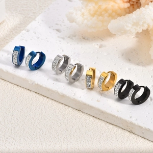 Détail de quatre paires de boucles d'oreilles en titane plaqué or 18K avec cristaux doubles
