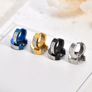 Boucles d'oreilles créoles en acier titane avec strass en or, argent, noir et bleu