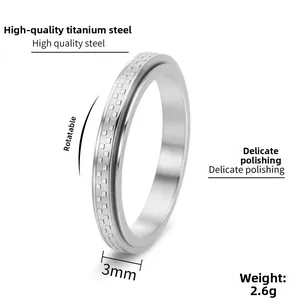 Vue détaillée de la bague rotative de 3 mm en acier titane argenté à damier poli