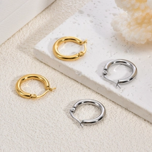 Boucles d'oreilles créoles minimalistes en or 18 carats et argent sur pierre blanche, vue 45°