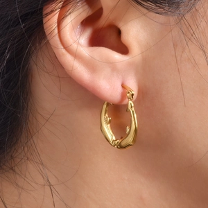 Boucles d'oreilles créoles dorées en acier inoxydable avec gravure de vie marine