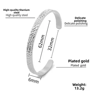Détails du bracelet en acier titane en forme de C avec une texture martelée effet pierre