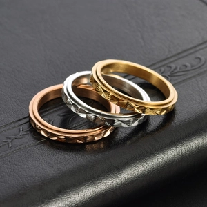 Set di tre anelli rotanti in acciaio al titanio color oro, argento e rosa con tagli a diamante
